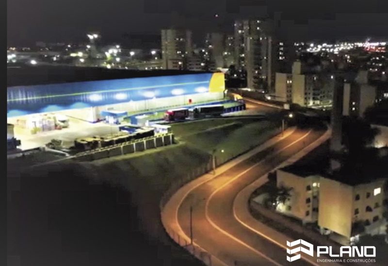 Assaí Ribeirão Preto (Castelo Branco) - Plano Engenharia e Construção foto noturna